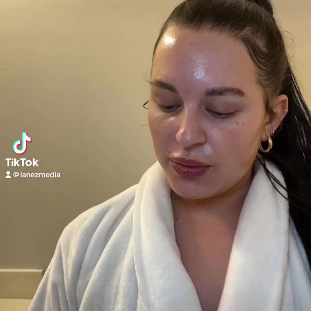 Lanez using a liquid shampoo for scalp health